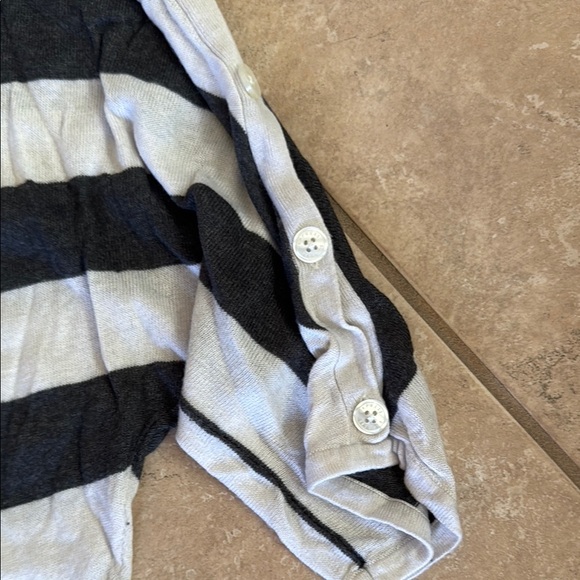 Express Black and White Relaxed Boxy Blouse - Picture 3 of 3